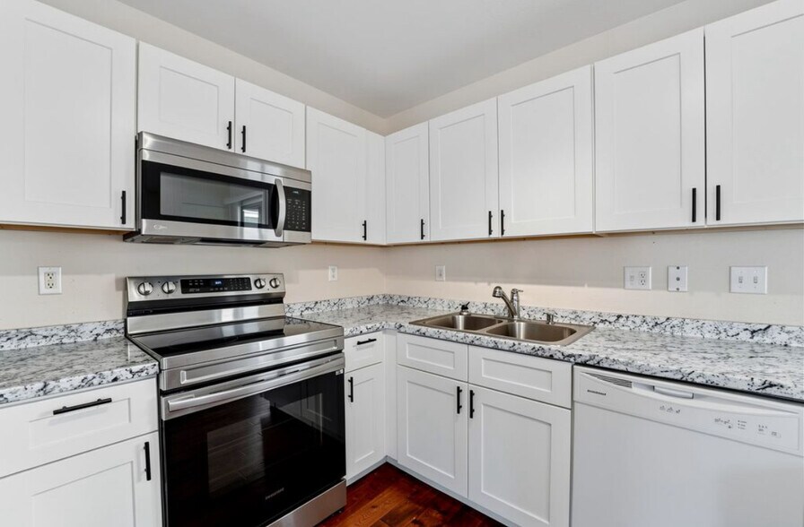 Building Photo - 42551 W Hillman Dr