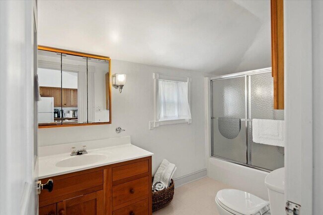 Building Photo - 627 W Rd