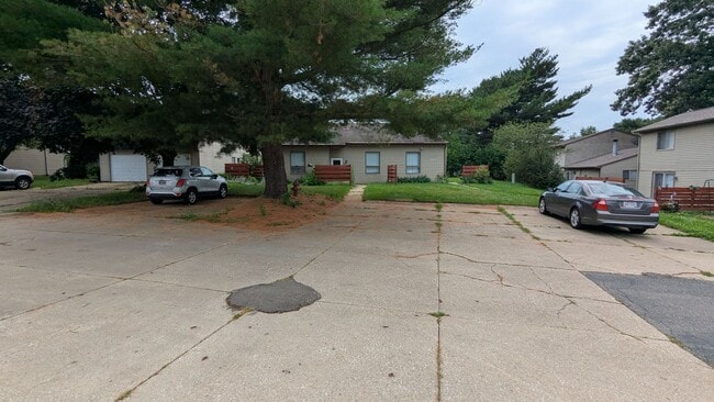 Building Photo - 847 Kerns Dr NE