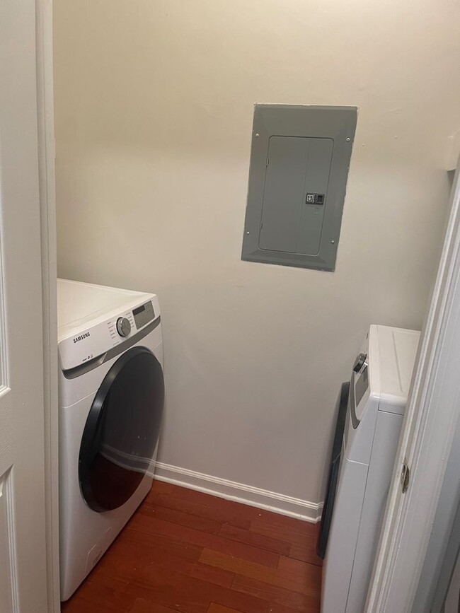 Building Photo - 1BR 1 B available 10/3/24- Carriage Hill