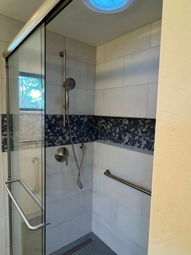 Building Photo - 1 Bedroom House in College Hill Area
