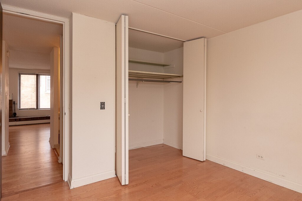 Building Photo - 629 W Wellington Ave