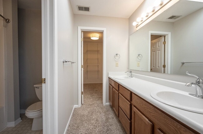 Building Photo - "Spacious 4-Bedroom Retreat with 2.5 Baths...