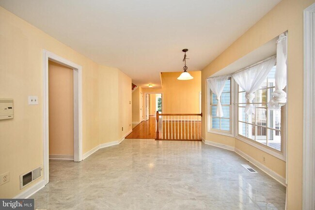 Building Photo - 210 King Johns Ct