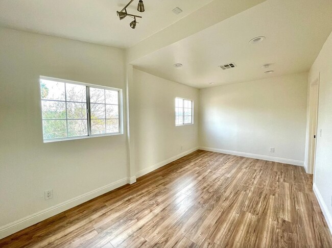 Building Photo - 3 Bed 1 & 1/2 Bath Home in a great Highland Park Location is Now Available!