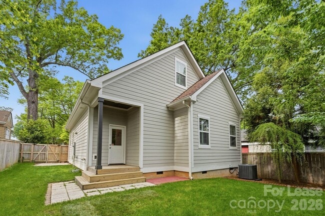 Building Photo - 2724 Holt St