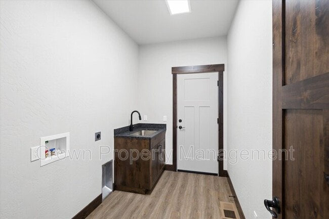 Building Photo - 4046 Snowberry Ave