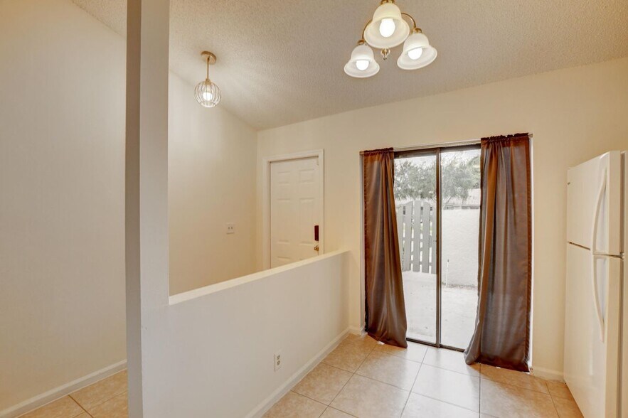 Building Photo - 499 Hardwood Pl