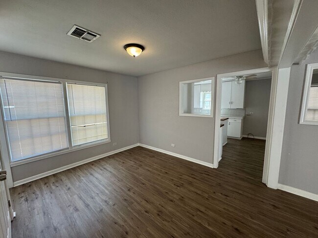 Building Photo - 3515 E Brookview Dr