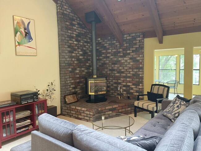 Building Photo - Short term 4-8 mo.  rental-Lake view 3 bedroom, 3 bath plus office in Lake Wildwood, Penn Valley, CA