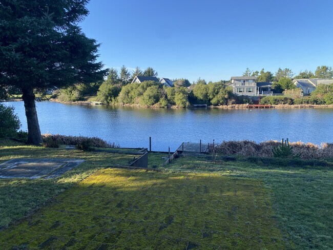 Building Photo - 348 Cockle St SW