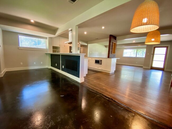 Building Photo - Charming 4 Bedrooms, 3 Bathrooms Home in Allandale!!!!