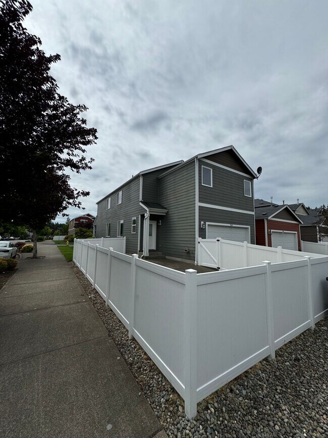 Building Photo - 7644 Kodiak Ave NE