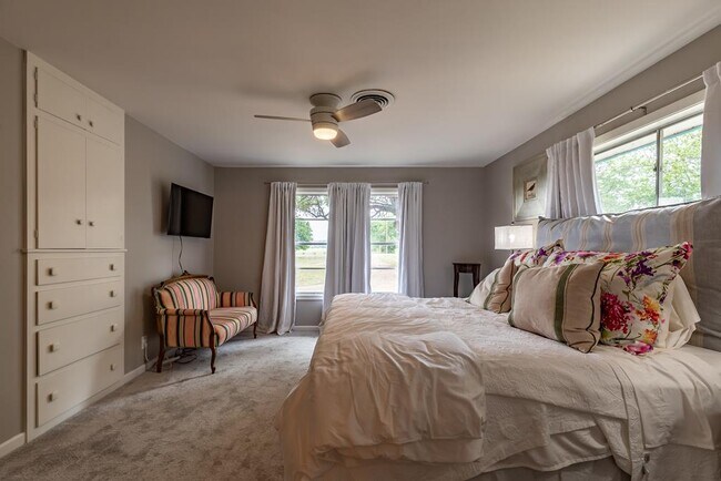 Building Photo - 2865 Bandera Hwy