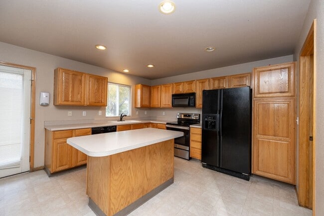 Building Photo - 3 bed, 2.5 bath Home in English Ranch Neighborhood