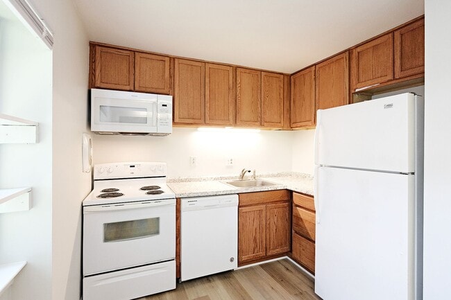 Building Photo - Four Seasons Condo Near Rt 29 Shopping & Dining