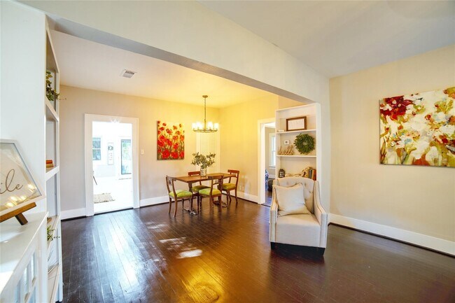 Building Photo - 420 N Live Oak St