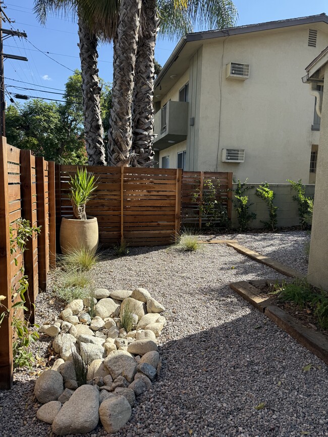 3146 1/2 Rowena Ave, Studio w/ private patio - 3146 Rowena Ave