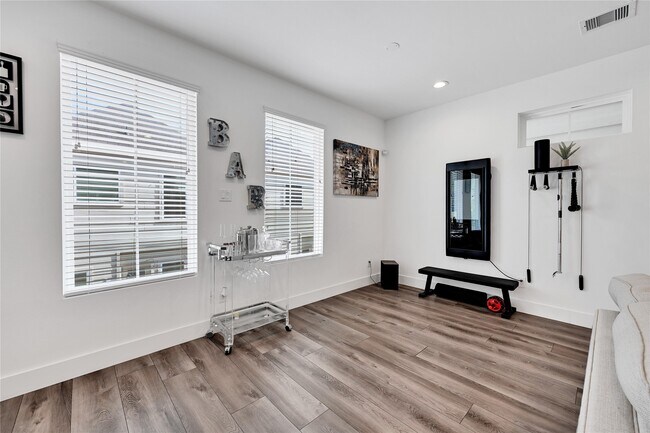 Building Photo - 2056 Johanna Dr