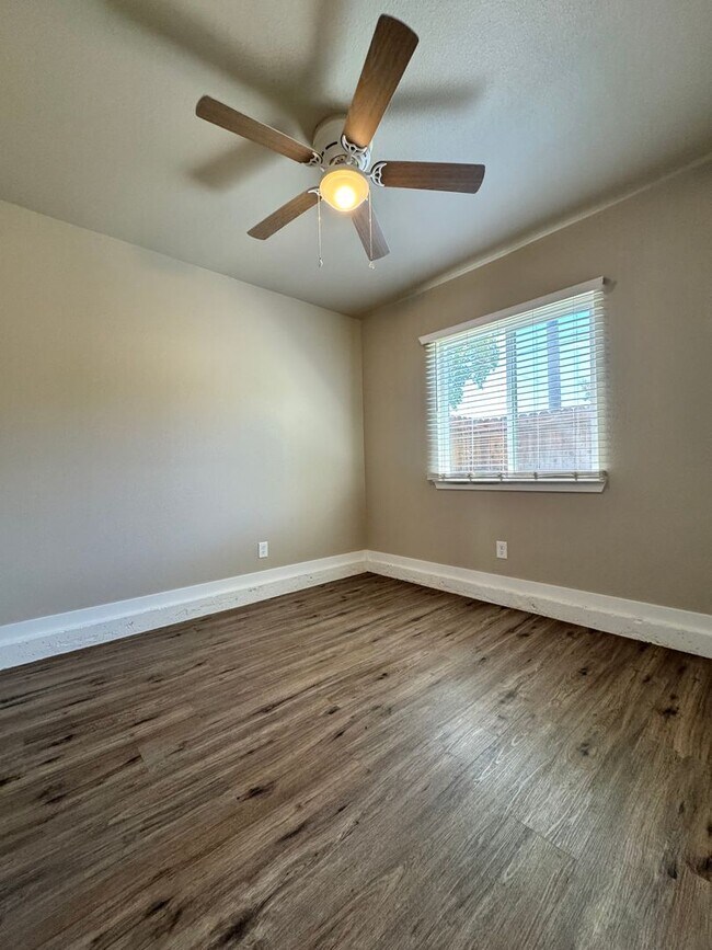 Building Photo - Available Now! 3 Bed/1.5 Bath Close to Downtown Lodi