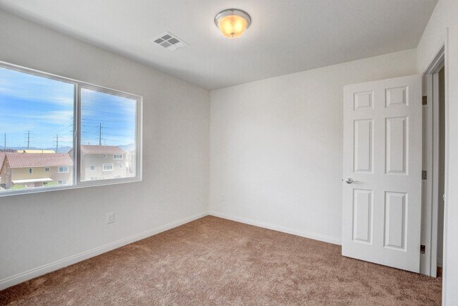 Building Photo - HUGE 3 Story, 5 Bedroom Home in the Southwest!