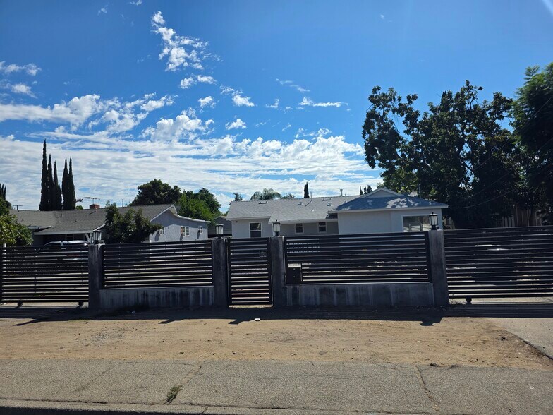 Building Photo - 15360 Saticoy St
