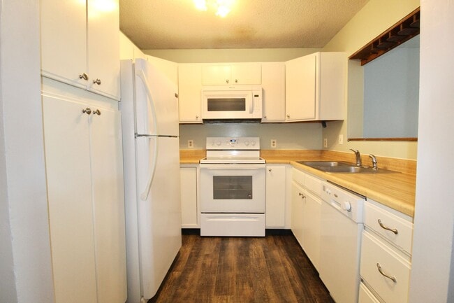 Building Photo - 1340 Hunters Rd
