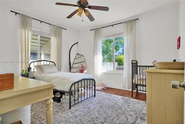 Building Photo - 820 W 43rd Ct