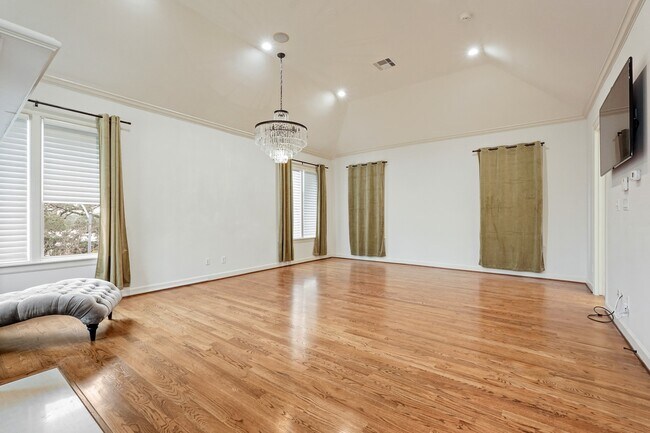 Building Photo - 521 Lovett Blvd