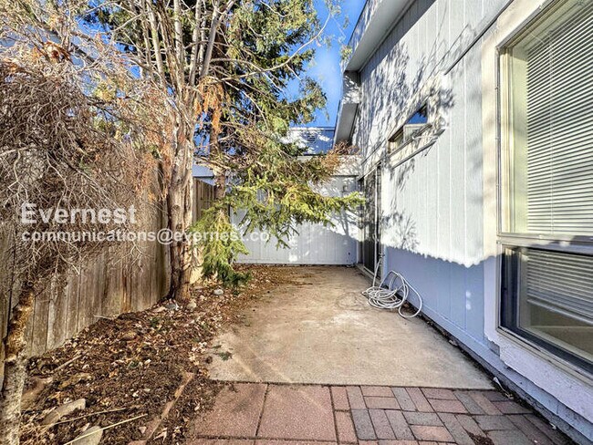 Building Photo - PROMO: Half Off the First Month's Rent! / 3 Bed, 1 Bath Townhome with Garage & Fenced Yard