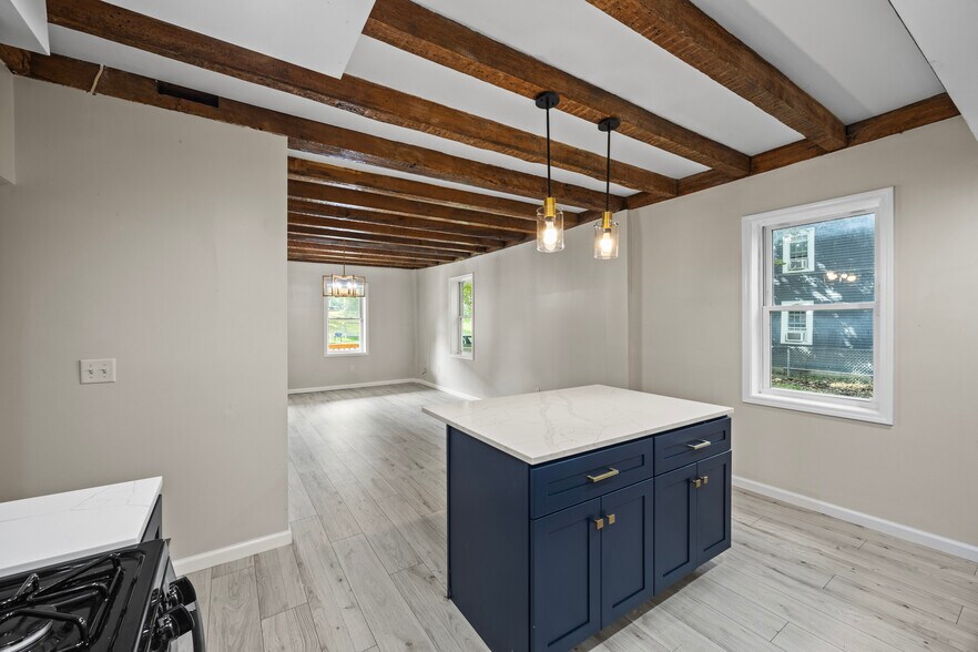 Building Photo - 16 School St