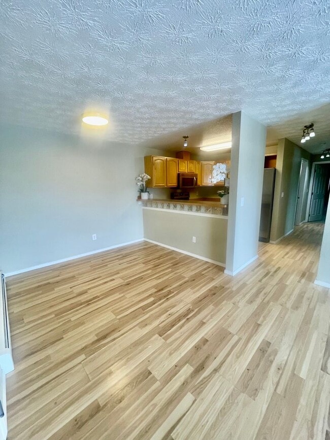 Building Photo - 329 E 14th Ave