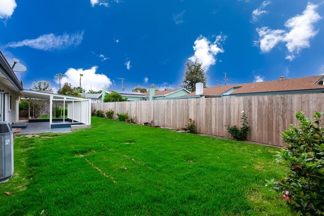 Building Photo - Traditional Single Family with Spacious Yard!