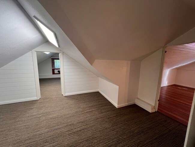 Building Photo - 5BD/2BA Gorgeous Vintage Home