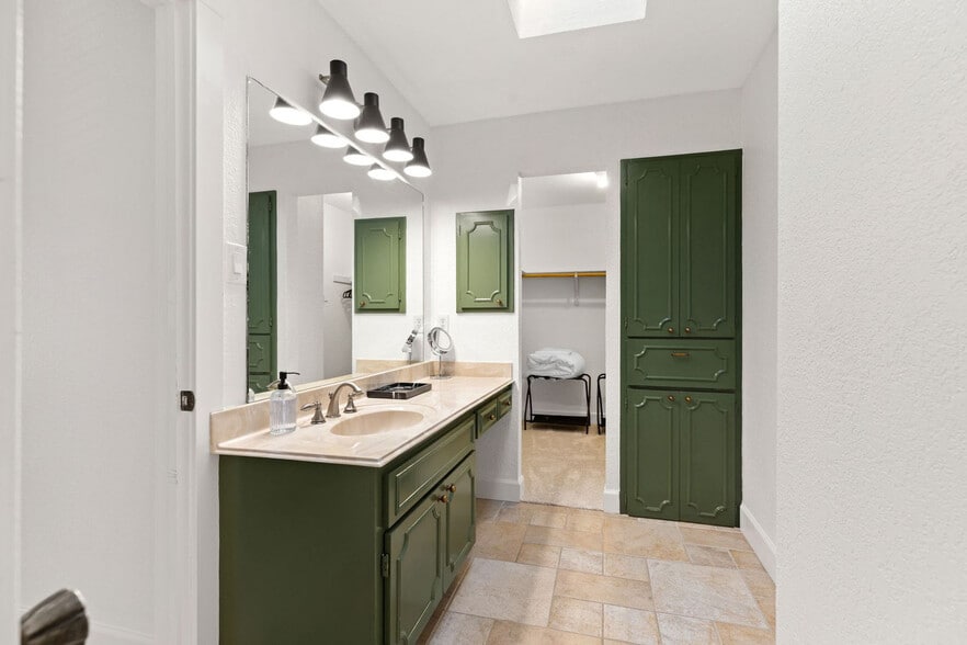 Building Photo - 2922 Sky Cliff St