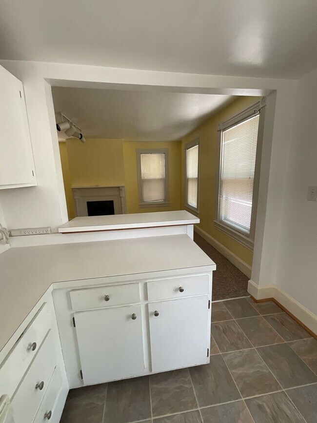 Building Photo - Adorable One Bedroom in Historic Downtown Portsmouth