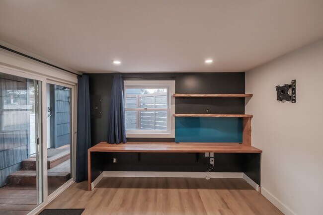 Building Photo - Charming 3-Bed 2 Bath Home with Spectacula...