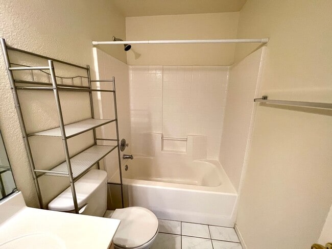 Building Photo - Cute 3 Bedroom Desert Lakes Golf Course Co...