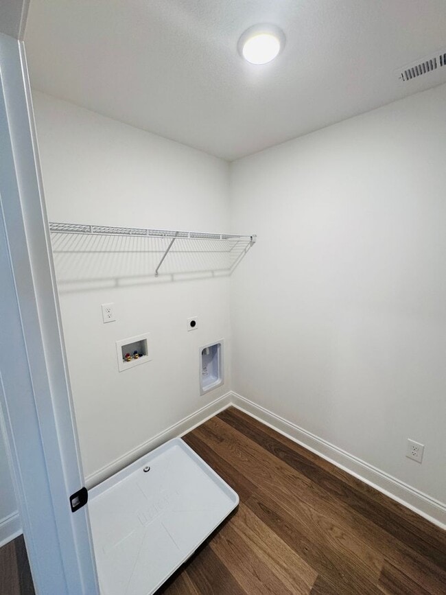 Building Photo - Move-In Ready 3-Bedroom Townhome – Modern Comfort Meets Style