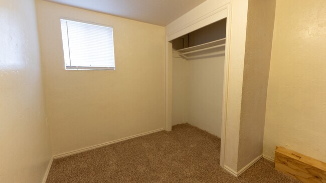 Building Photo - 725 N 10th Ave