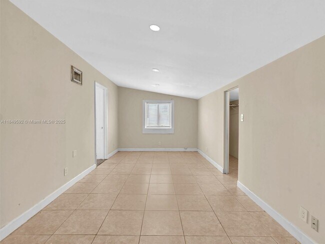 Building Photo - 5611 SW 37th St