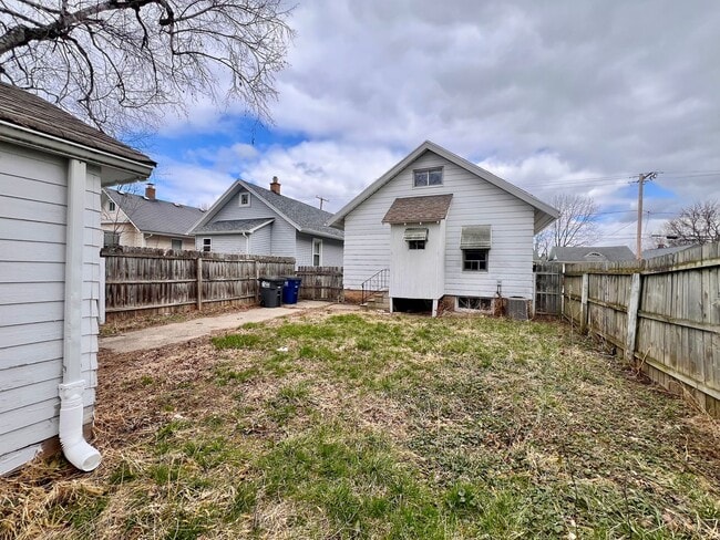 Building Photo - 3 Bedroom House