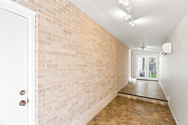 Building Photo - 3005 Village Dr