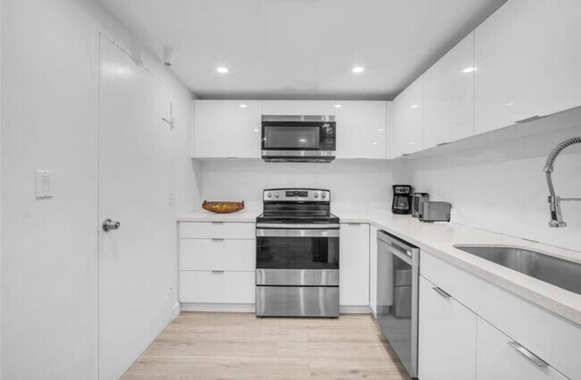 Building Photo - 4001 S Ocean Dr