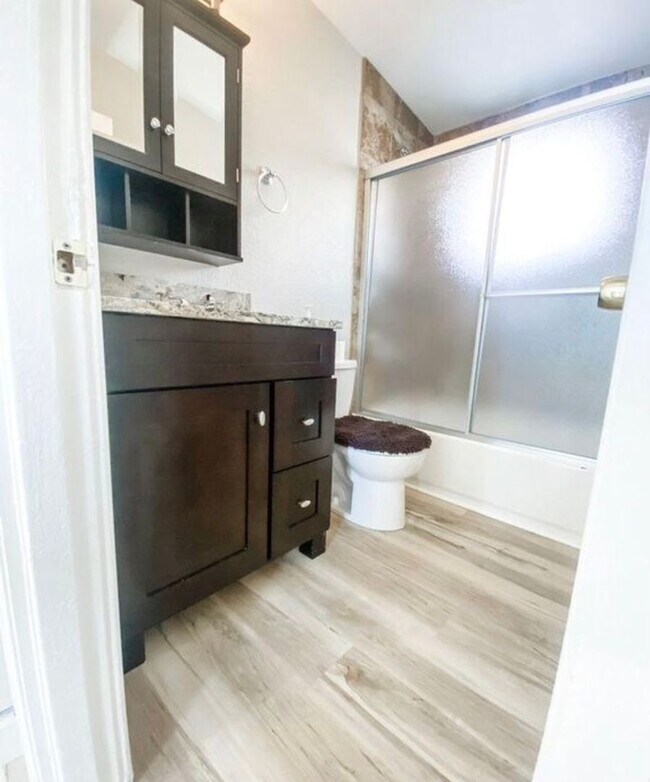 Building Photo - 584-586 Stuart Duplex