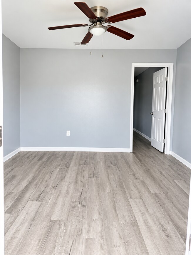 Building Photo - 5130 Oak Dr