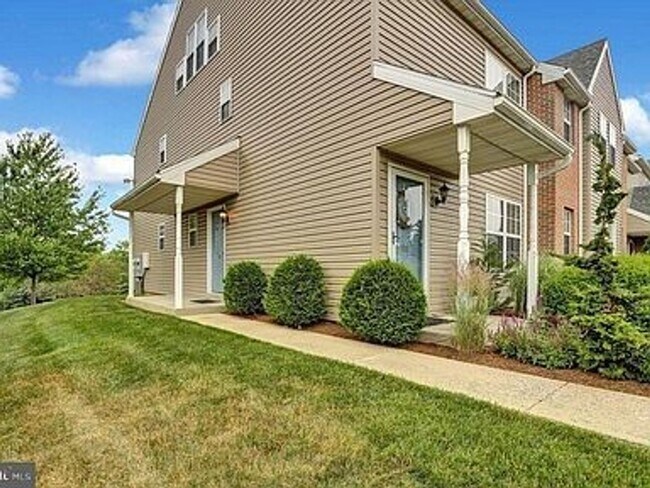 Building Photo - Remodeled Seven Oaks Condo