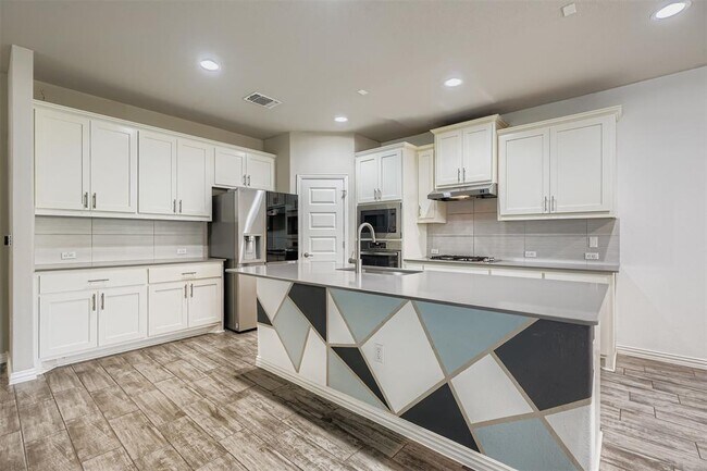 Building Photo - 8800 Sikes Way
