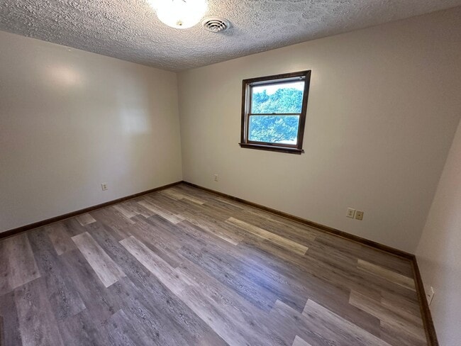 Building Photo - 2 Bedroom, 1 Bath Ranch Home