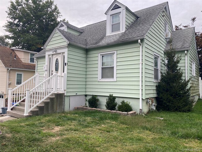 Building Photo - 7 Woods Pl